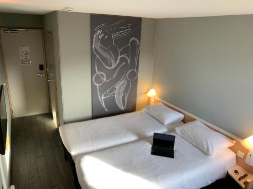 Una cama o camas en una habitación de Ibis Auray