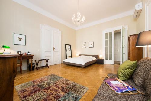 uma sala de estar com uma cama e um sofá em Rosa Linde - Comfort Rooms em Viena