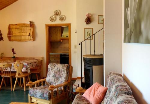 sala de estar con sofá y mesa en Serena Rustic en Ledro