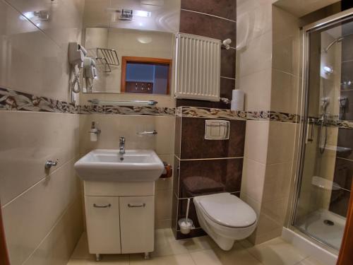 Ένα μπάνιο στο Villa Jedynak