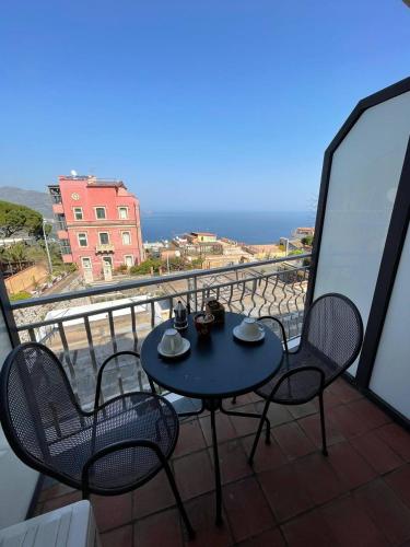 a table and chairs on a balcony with the ocean at Appartamento Taormina vista mare in Taormina