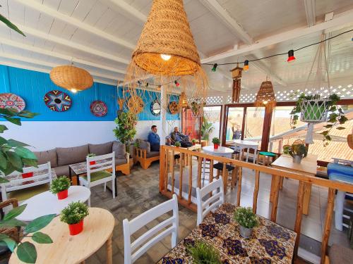 un restaurante con mesas y sillas y una habitación grande en Art house, en El Jadida