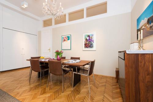 een eetkamer met een tafel en stoelen bij Rosa Linde - Comfort Rooms in Wenen