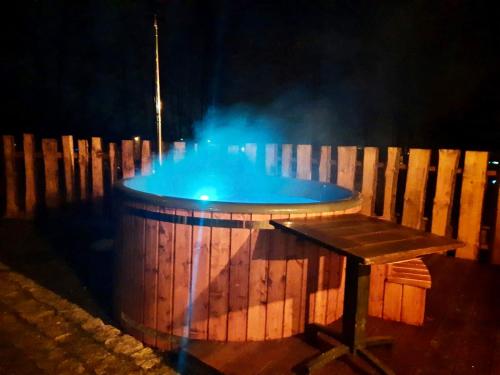 a circular pool of water in a wooden barrel at Domek pod Tatrami Jurgów noclegi in Jurgów