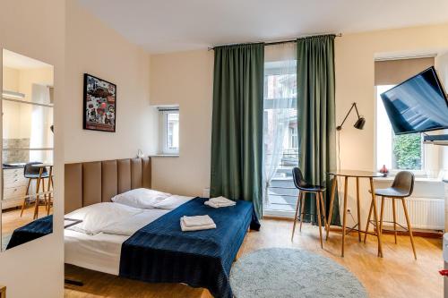 Ένα ή περισσότερα κρεβάτια σε δωμάτιο στο Apartamenty Mickiewicza