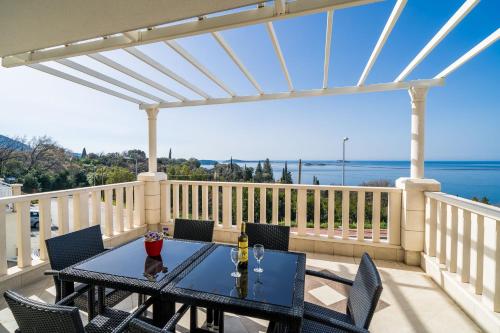 een patio met een tafel en stoelen op een balkon bij Villa Samba in Mlini