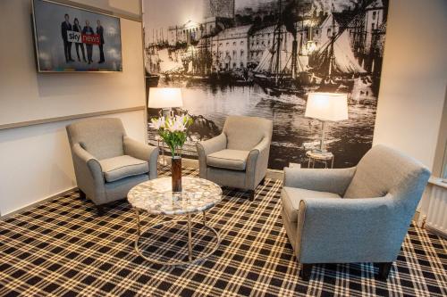 a waiting room with three chairs and a table at Osborne Hotel in Newcastle upon Tyne