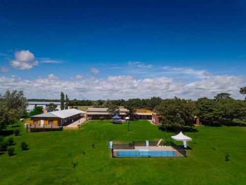 una vista aérea de un gran patio con una casa y una piscina en La Posada del Fuerte en San Pedro