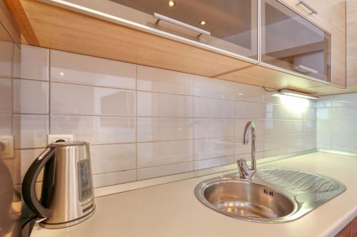 eine Spüle aus Edelstahl in einer Küche mit einer Theke in der Unterkunft Zadar Dream Holiday Apartment in Zadar