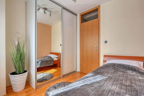 1 dormitorio con espejo y 1 cama en Zadar Dream Holiday Apartment en Zadar