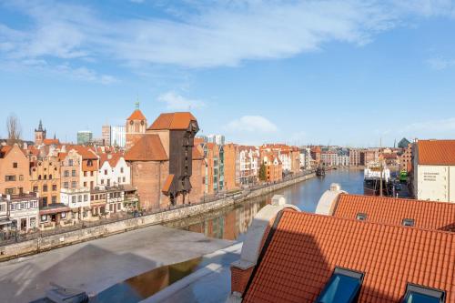 uma vista para uma cidade com um rio e edifícios em Comfort Apartments Granaria em Gdansk