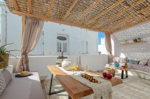uma sala de estar com uma mesa e um sofá em Aegean White Home em Naxos Chora