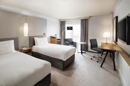 Un pat sau paturi într-o cameră la Crowne Plaza Plymouth, an IHG Hotel