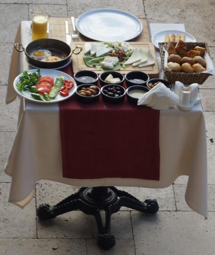 ein Tisch mit Tellern voller Essen auf einem Tisch in der Unterkunft Kosa boutique hotel in Antalya