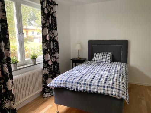 Кровать или кровати в номере Lövudden Strand