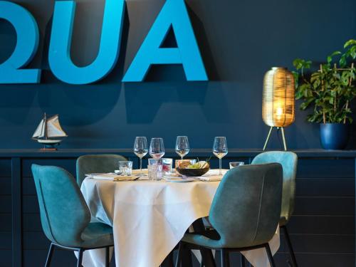 a table with wine glasses and a sign in a restaurant at Appartement Aqua in Oude Wetering