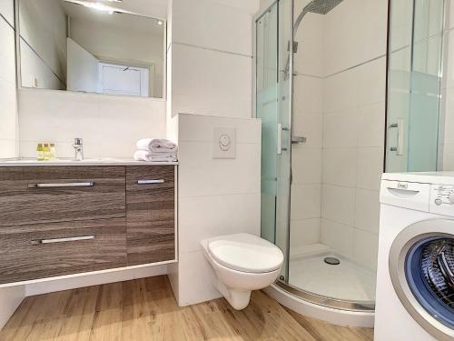 une salle de bain avec toilettes et douche en verre dans l'établissement Nestor&Jeeves - GIBRALTAR TERRASSE - Central - By sea - Pedestrian zone, à Nice