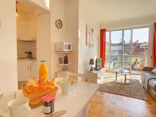- une cuisine avec une table et une corbeille de fruits dans l'établissement Nestor&Jeeves - GIBRALTAR TERRASSE - Central - By sea - Pedestrian zone, à Nice