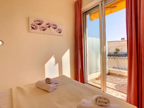 - une chambre avec un lit et une fenêtre avec vue dans l'établissement Nestor&Jeeves - GIBRALTAR TERRASSE - Central - By sea - Pedestrian zone, à Nice