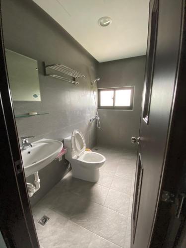 een badkamer met een toilet en een wastafel bij 葳葳民宿 in Magong