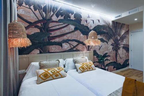 2 camas en una habitación con un mural en la pared en Home42, en Madrid