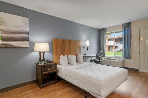 
A bed or beds in a room at Extended Stay America Suites - San Francisco - San Mateo - SFO
