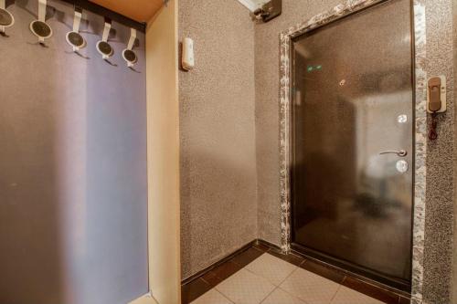 モスクワにあるApartment Hanaka Shipilovskiy 10のバスルーム(ガラスドア付きのシャワーブース付)