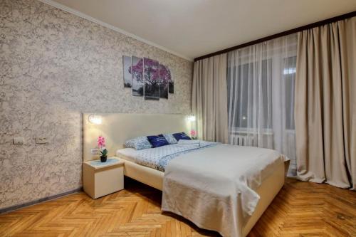 モスクワにあるApartment Hanaka Shipilovskiy 10のベッドルーム(大型ベッド1台、窓付)