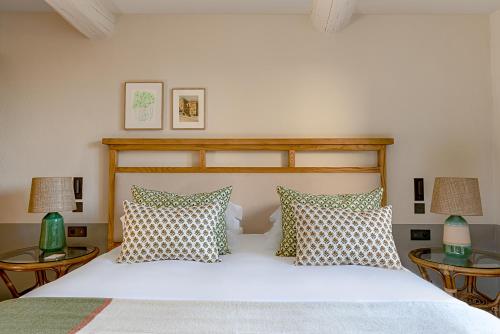 Una cama o camas en una habitación de Hotel Crillon le Brave