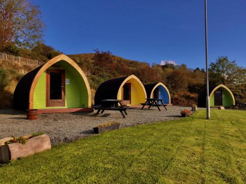eine Gruppe von drei kuppelförmigen Zelten auf einem Hof in der Unterkunft East Coast Adventure Centre Glamping in Rostrevor