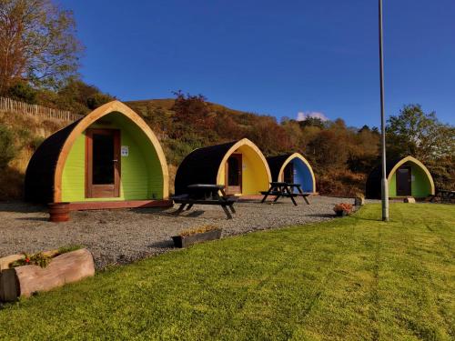 un grupo de tres tiendas de campaña abovedadas en un patio en East Coast Adventure Centre Glamping en Rostrevor