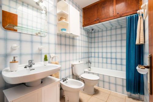 a bathroom with a sink and a toilet and a tub at Casa Marinada in Es Mercadal