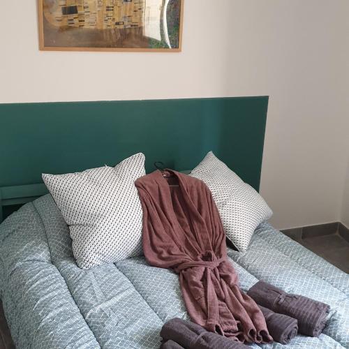 - un lit avec une couverture dans l'établissement Résidence Emilie, à Perpignan