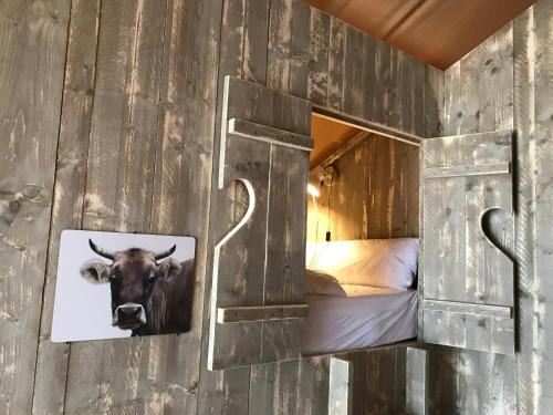 um quarto com uma foto de uma vaca na parede em AZUR Camping Altmühltal em Kipfenberg