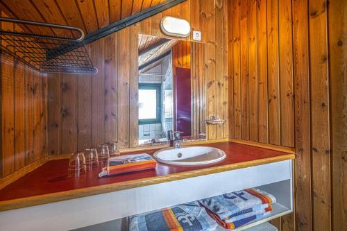 Club Tihany Bungalows tesisinde bir banyo