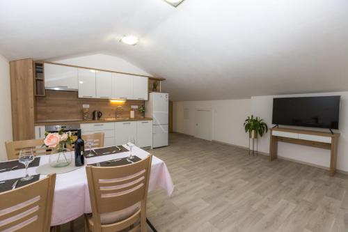 Η κουζίνα ή μικρή κουζίνα στο Apartmani Villa Paulo