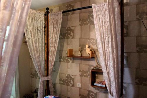 a bathroom with a shower with curtains and a mirror at AKİDE BUTİK PANSİYON in Mudanya