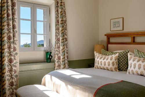 Una cama o camas en una habitación de Hotel Crillon le Brave