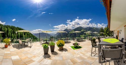Ein allgemeiner Bergblick oder ein Berglick von des Aparthotels aus