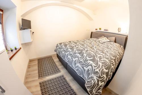 um quarto com uma cama num pequeno quarto em Pilsen apartment em Plzeň