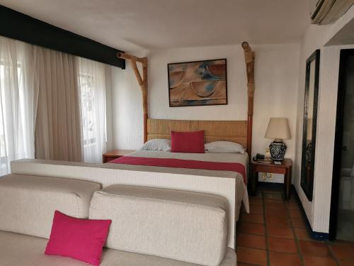 a hotel room with two beds and a couch at Mirador Acapulco in Acapulco