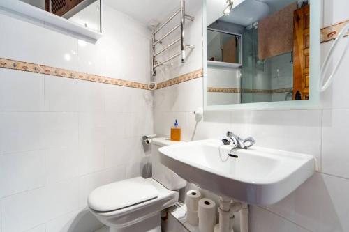 Baño blanco con lavabo y aseo en Z29- Estudio en el centro de Madrid Wifi, en Madrid