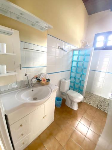 a bathroom with a sink and a toilet at Appartement moderne à Pointe-Noire - 36 m² - Piscine & Jacuzzi in Pointe-Noire