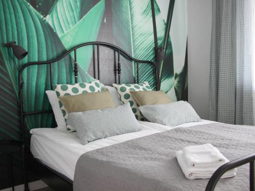 ビャワ・ボドラスカにあるApartament Podmiejska 57の緑の壁のベッドルーム1室(枕付きのベッド2台付)