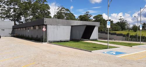 un edificio con una puerta en un estacionamiento en Green It Motel & Hotel, en Bragança Paulista