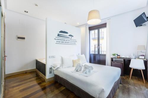 una camera con letto e scrivania di Madrid House Rooms a Madrid