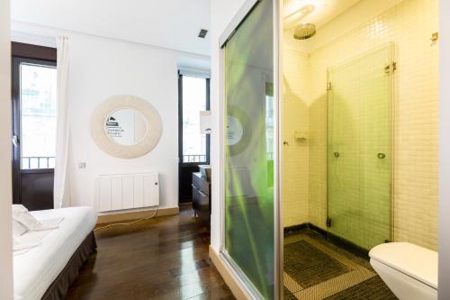 baño con ducha y puerta de cristal en Madrid House Rooms, en Madrid