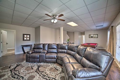 Posezení v ubytování Luxe McCalla Family Home with Game Room and Yard!