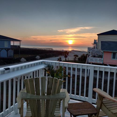 Sunset Sanctuary - Adorable Beach Bungalow with Gorgeous Gulf Views!
