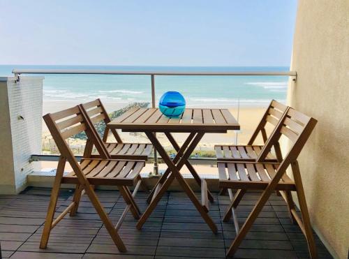 une table et des chaises sur un balcon avec vue sur la plage dans l'établissement 1ère ligne, Dernier étage, Vue à 180° sur l'océan, Lacanau, Plage centrale, à Lacanau